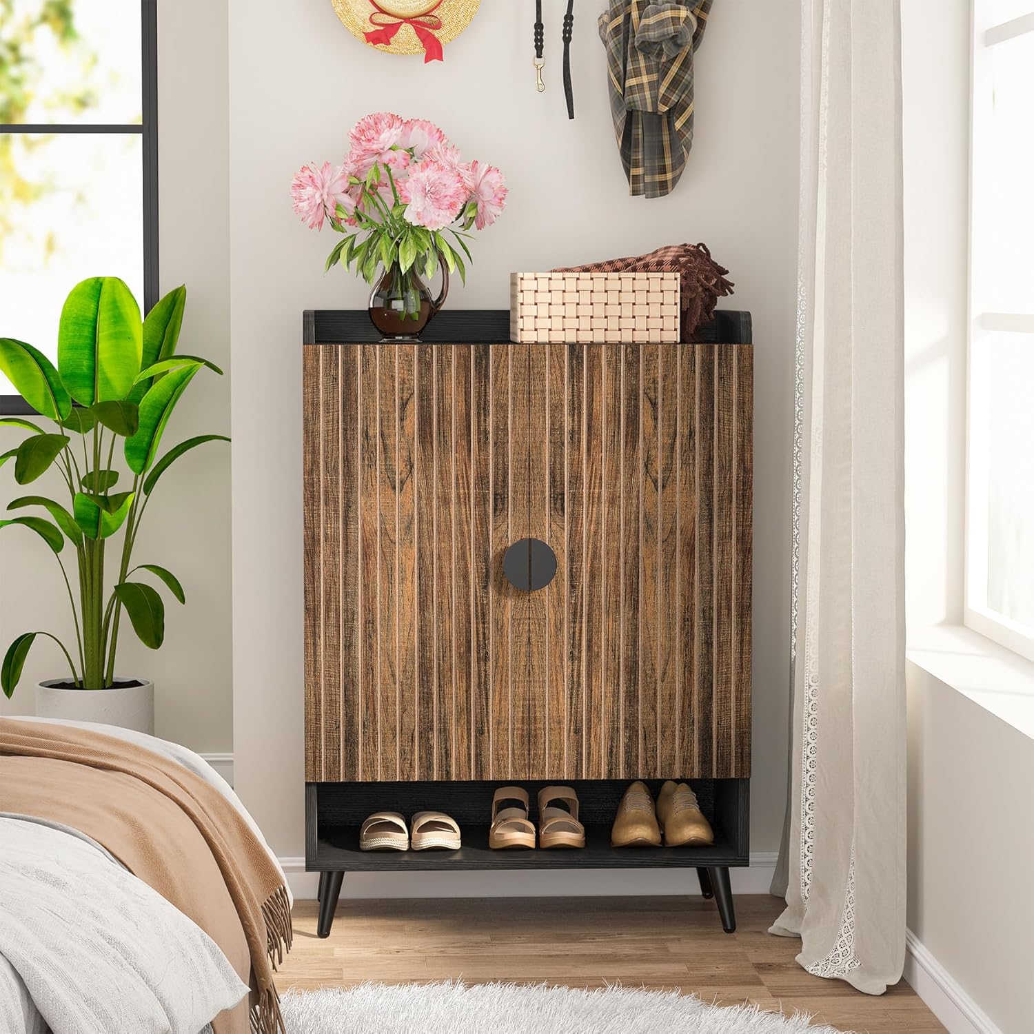 75x37x110 cm Smalle schoenenkast met 7 planken, biedt plaats aan 25 paar en heeft een stijlvol gouden frame