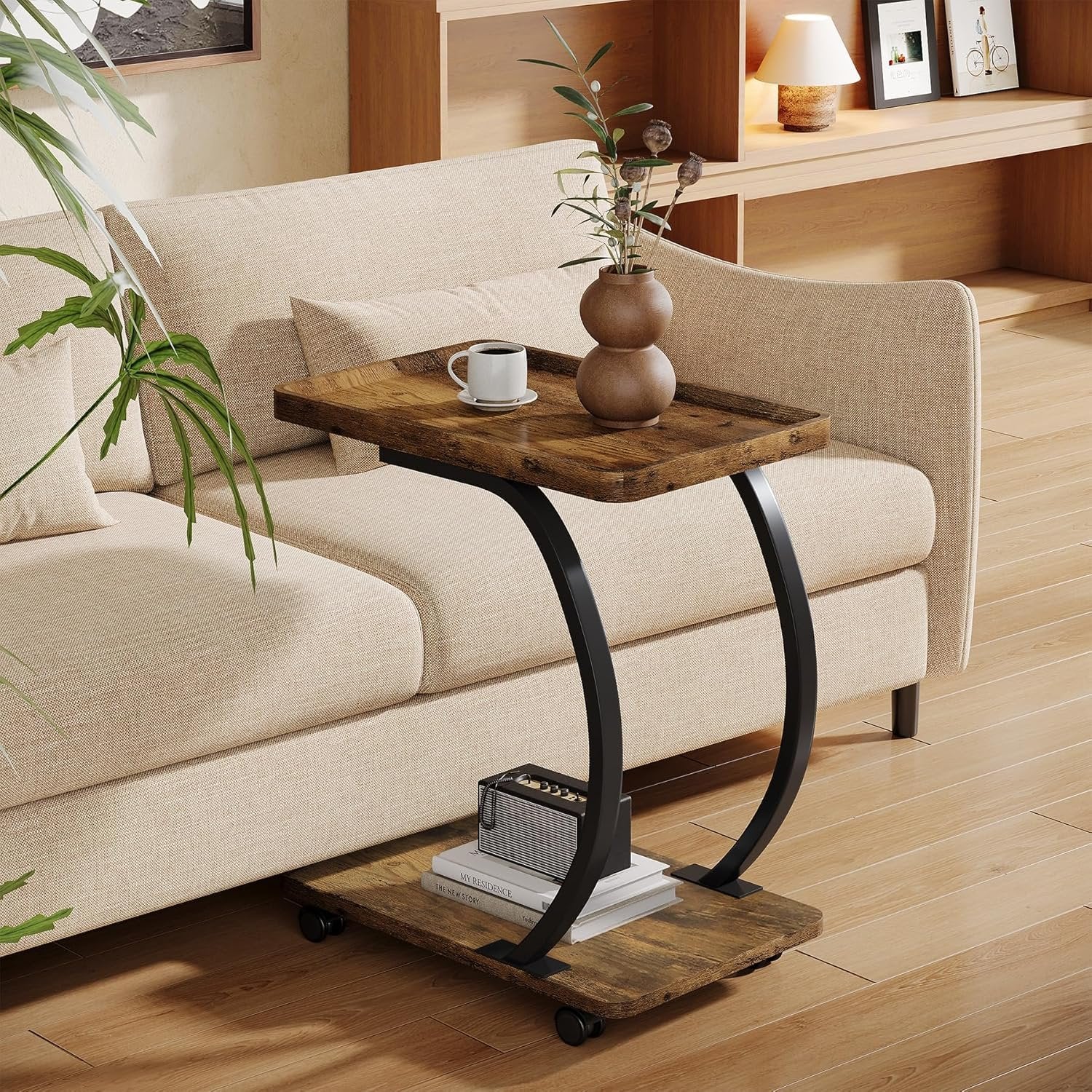 Industriële C-vormige Bijzettafel met Wieltjes in Rustiek Bruin, Houten 2-Lagen Tafeltje met Metalen Frame