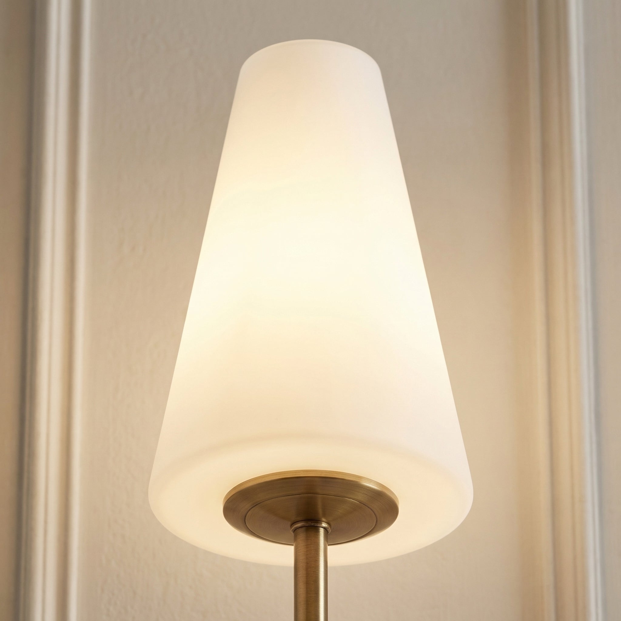 Gouden Wandlamp met Melkglazen Kap, Vintage Wandleuchte voor Slaapkamer