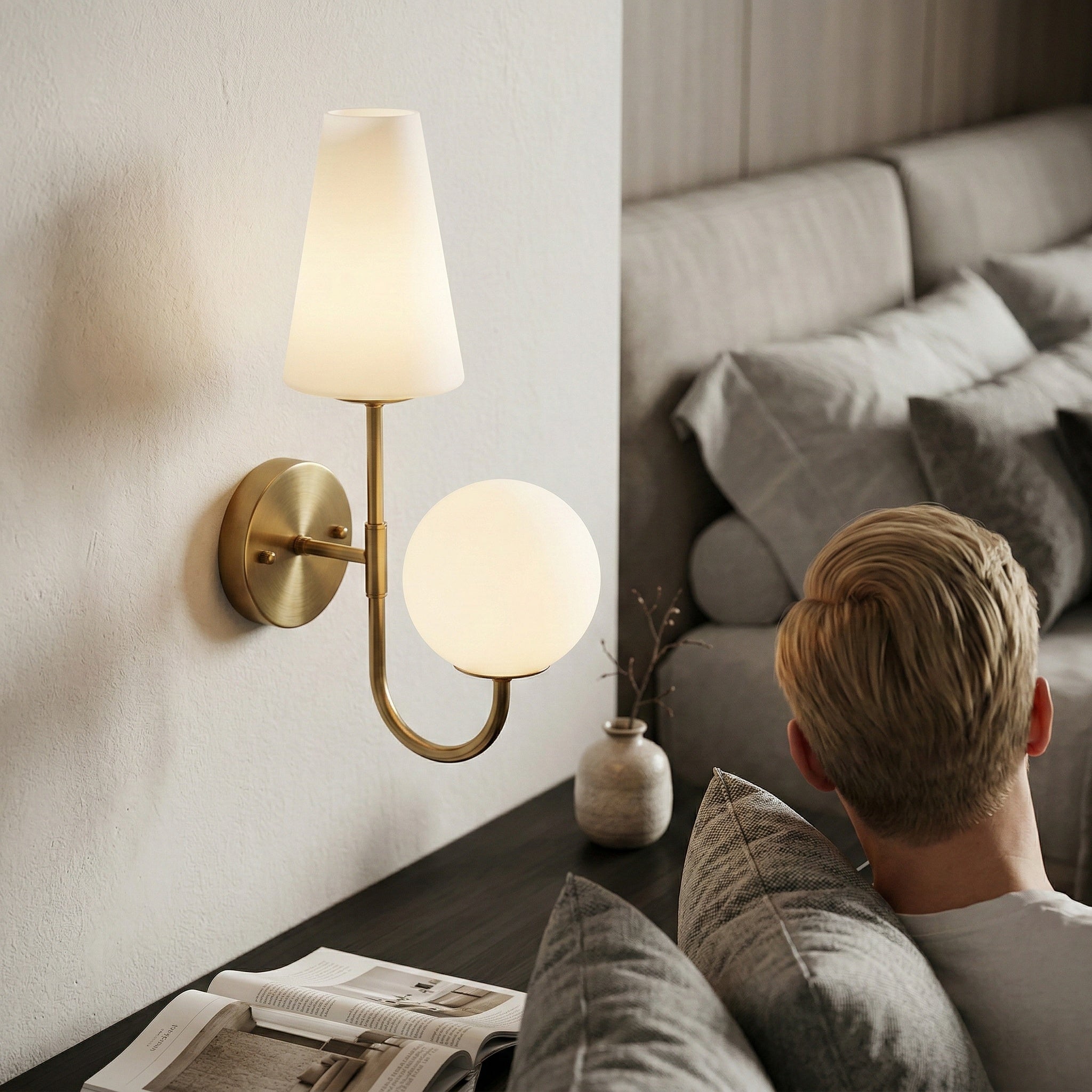 Gouden Wandlamp met Melkglazen Kap, Vintage Wandleuchte voor Slaapkamer